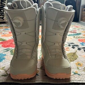 Women’s ride snowboard boots sage size 7.5